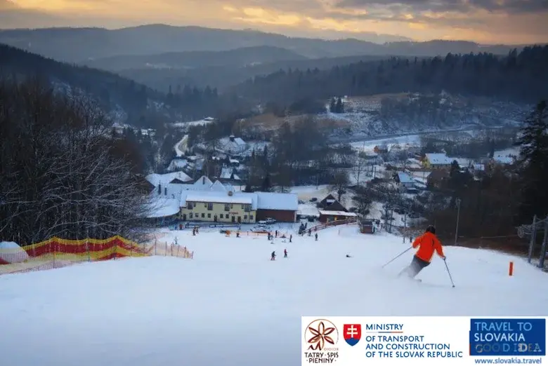 Słowacja Pieniny Spisz trasy narciarskie zjazdowe pokryte śniegiem i wyciągi narciarskie, w tle widok gór