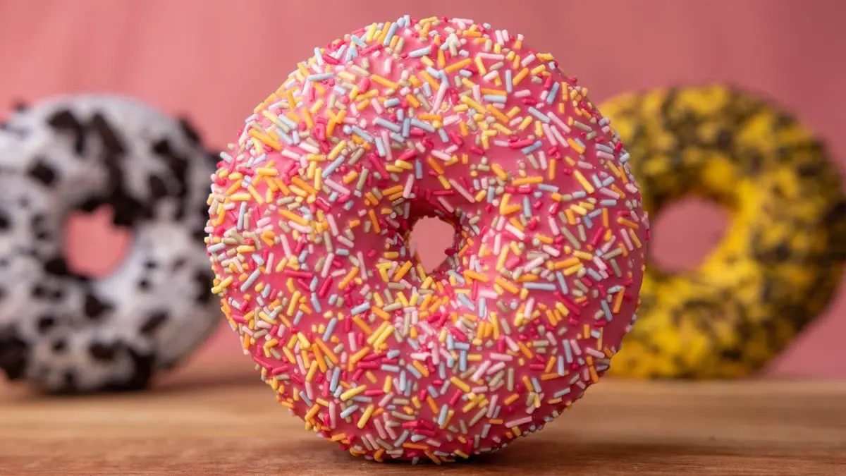 Trzy amerykańskie donut w różnokolorowej polewie