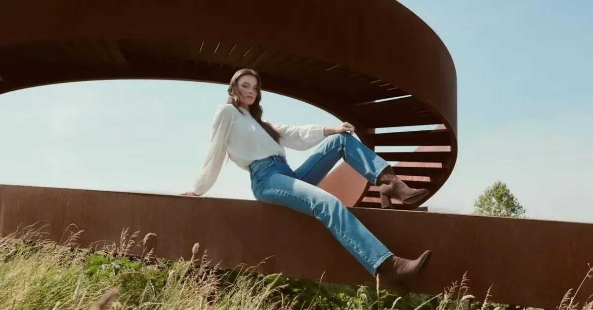 Poznaj najmodniejszy fason jeansów ostatnich miesięcy