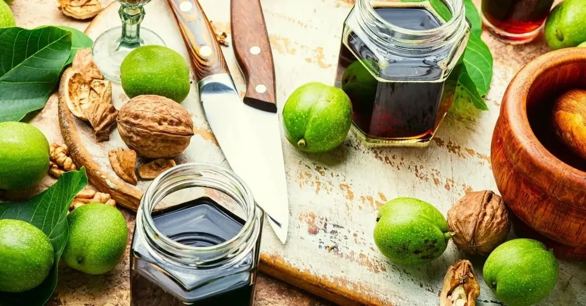 nalewka z orzechów włoskich i orzechy