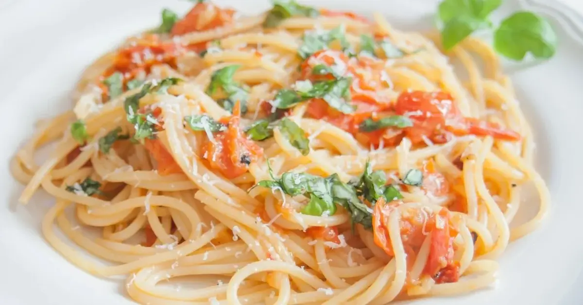 Główne zdjęcie - Spaghetti napoli na co dzień i od święta: przepis na pyszne danie ze zdrowymi składnikami