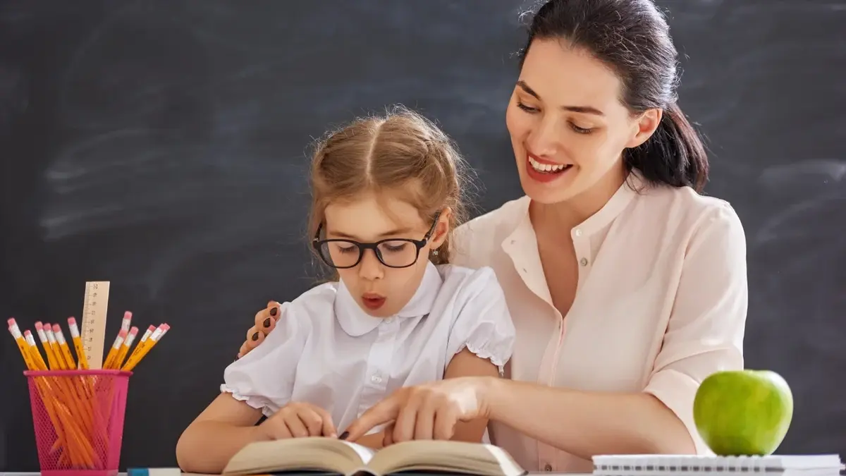 dziewczynka uczy sie czytac z mama