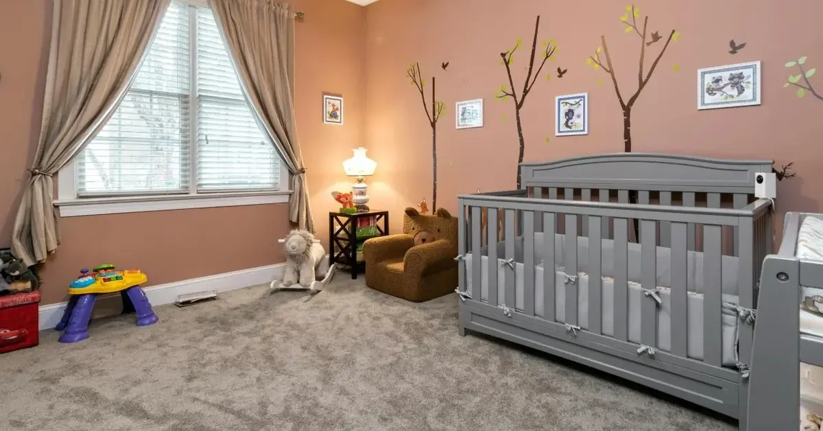 Pokój dziecięcy z łóżeczkiem dla niemowlaka