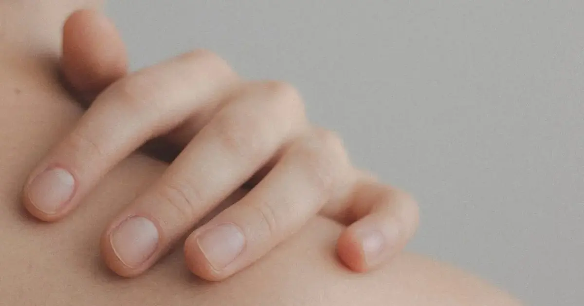 Dłoń oparta na ramieniu