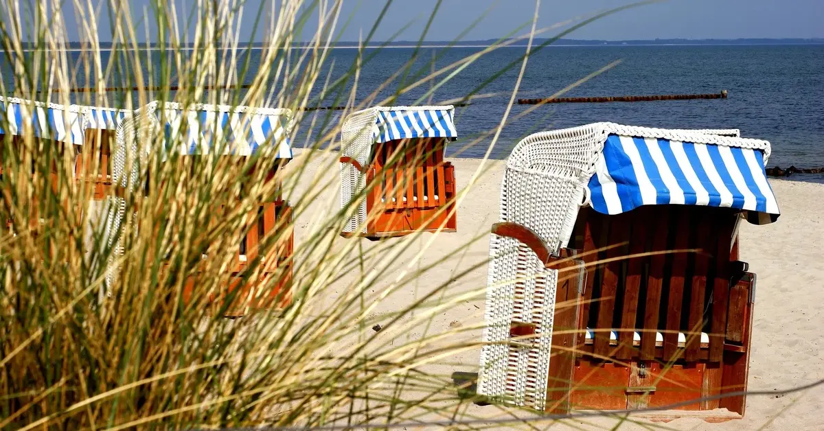 Plaża nad polskim morzem z pięknym piaskiem i lożami plażowymi