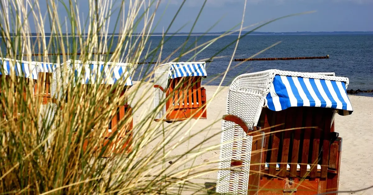 Plaża nad polskim morzem z pięknym piaskiem i lożami plażowymi