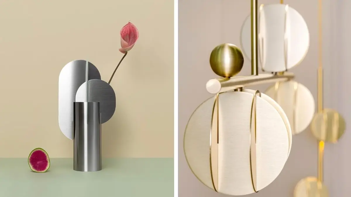 Metalowy, srebrny wazon z różowym kwiatem i złota metalowa lampa