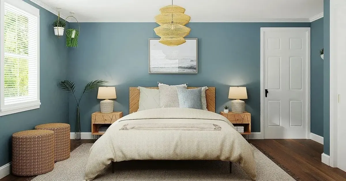 Elegancka sypialnia utrzymana w bieli i niebieskościach z nowoczesnym łóżkiem pośrodku