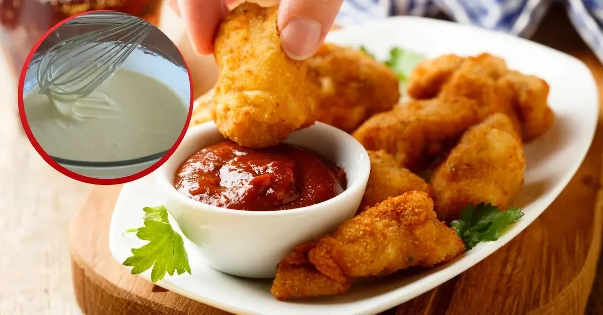 Nuggetsy i miseczka z sosem na półmisku. Zdjęcie zmiksowanego, surowego ciasta na panierkę.