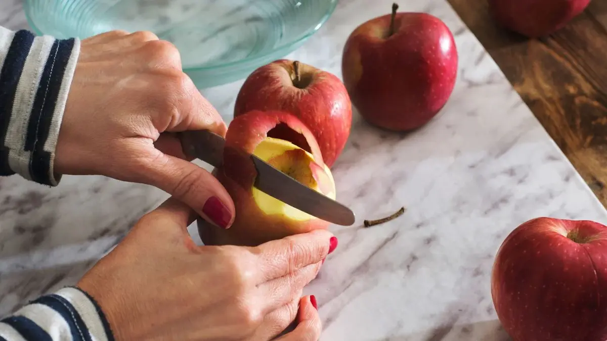Obieranie jabłek na szarlotkę biszkoptową bez tłuszczu