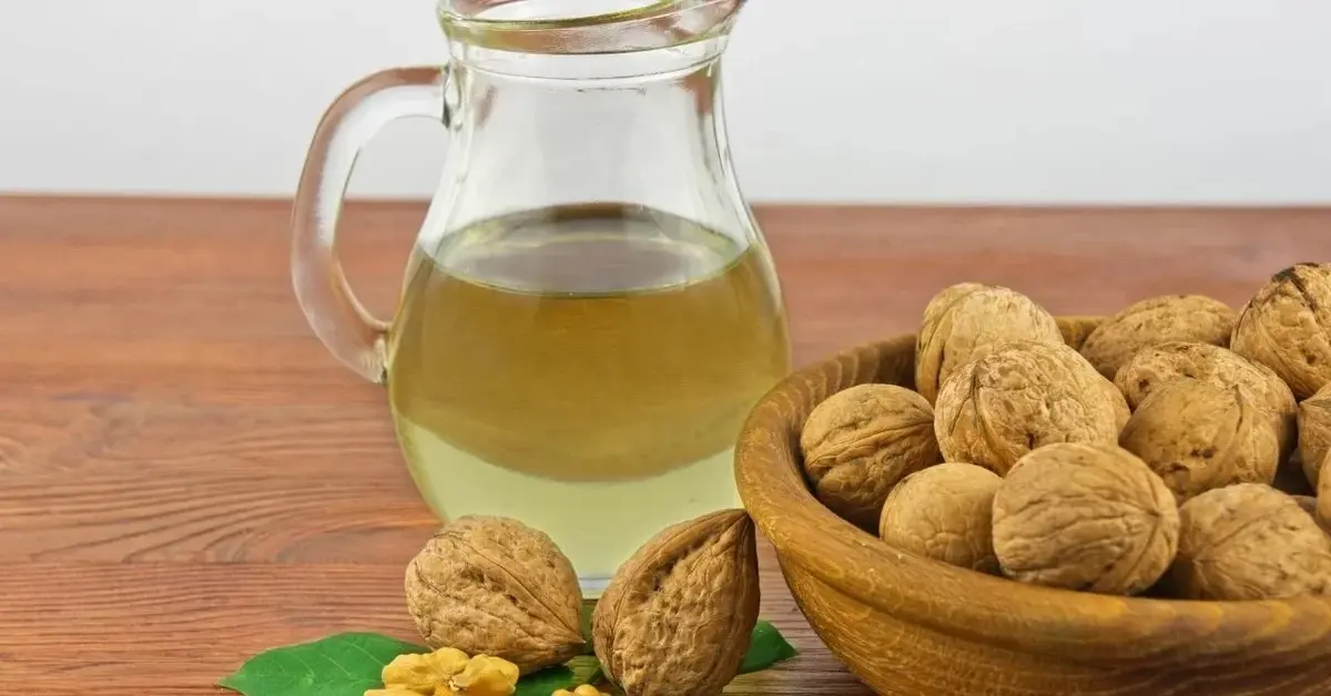 orzechy włoskie w miseczce i ocet w dzbanku