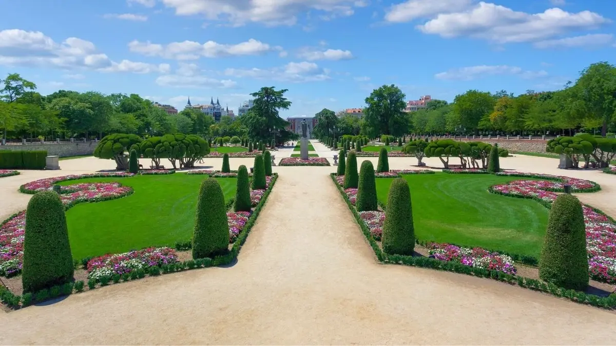 Ogród w stylu francuskim z alejami, trawnikami i geometrycznymi krzewami