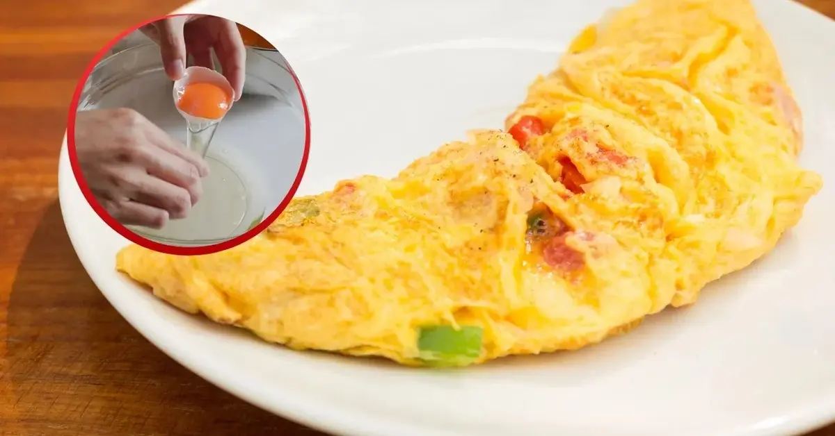 Omlet leży na białym talerzu. Widać ręce oddzielające żółtka od białek.
