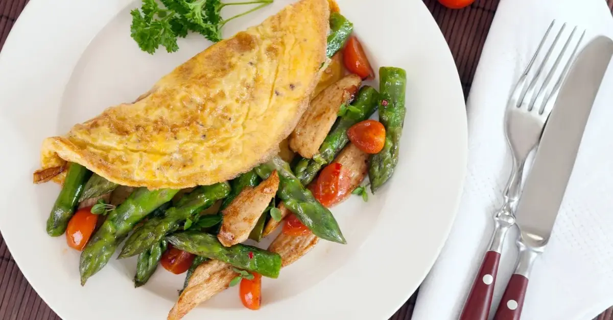 Główne zdjęcie - Rozkoszny omlet ze szparagami i wędzonym łososiem. Kulinarna uczta!