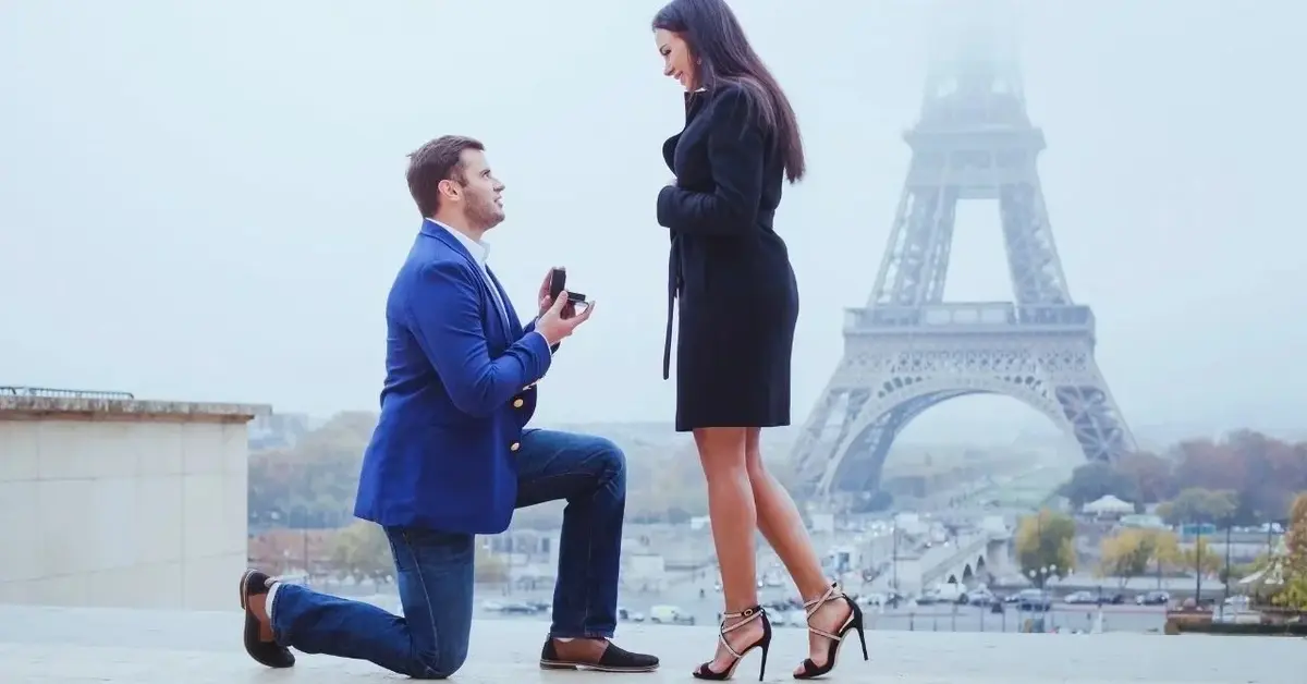 Mężczyzna prosi wybrankę o rękę w Paryżu - w tle Wieża Eiffla