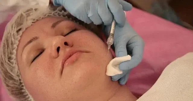 Kobieta w czasie zabiegu dla skóry pod opieką dermatologa