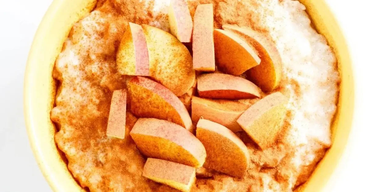 Owsianka z kurkumą, owocami i cynamonem.