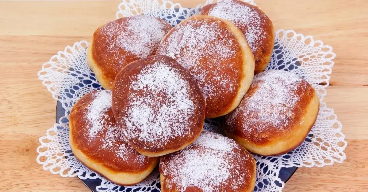 pączki posypane cukrem pudrem