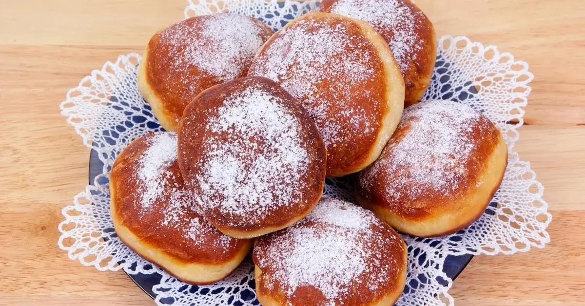 pączki posypane cukrem pudrem