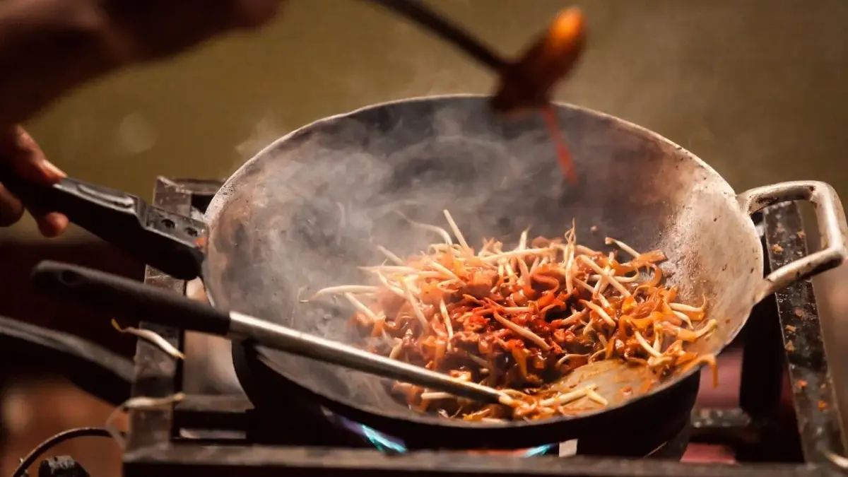 pad thai przygotowywane na tradycyjnym woku ze stali węglowej