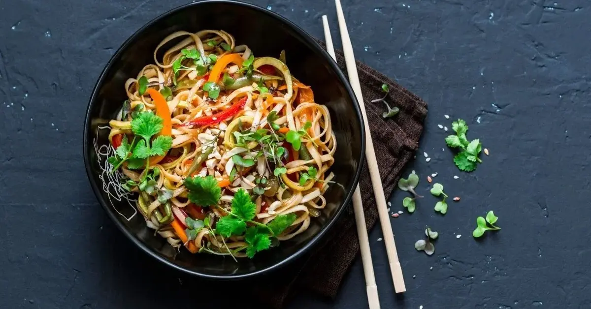 pad thai w czarnej misce na kamiennym blacie