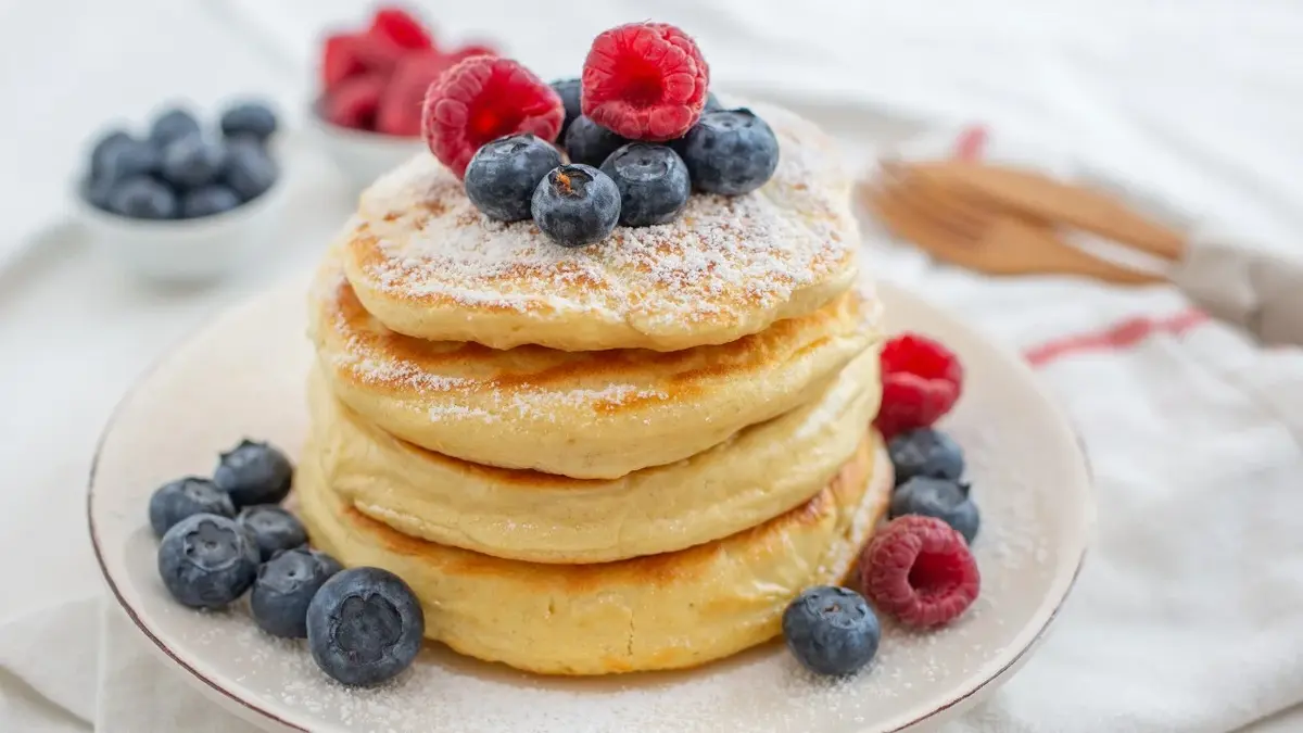 pancakes wieża z owocami na talerzu