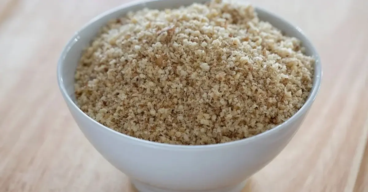 panierka z orzechów włoskich w miseczce