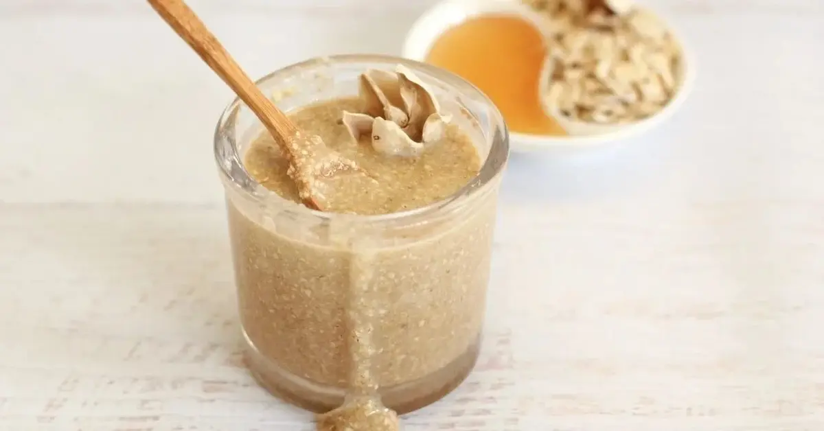 peeling z łupin orzecha włoskiego w szklance