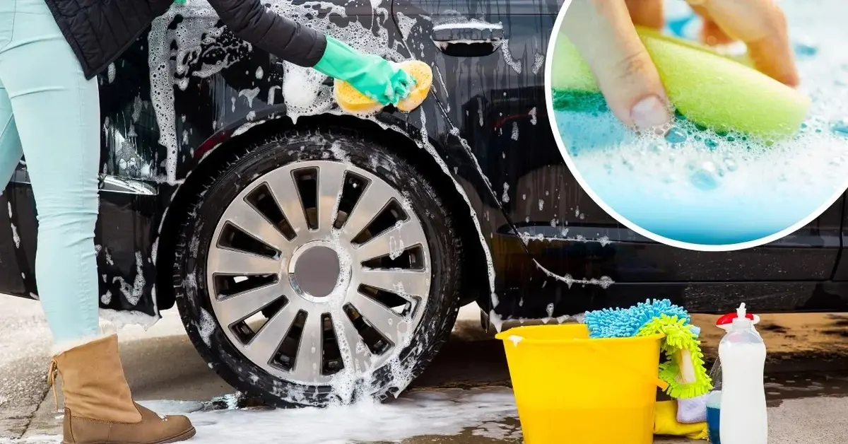 Kobieta myje samochód