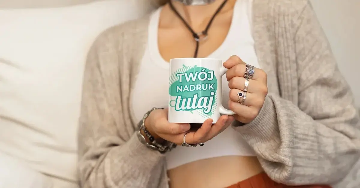kobieta trzyma kubek z personalizowanym napisem