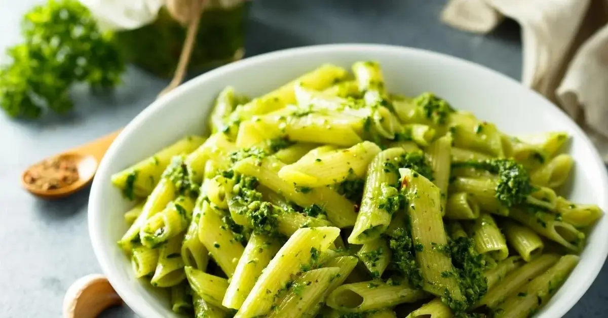 Makaron z pesto pietruszkowym, na białym talerzu.