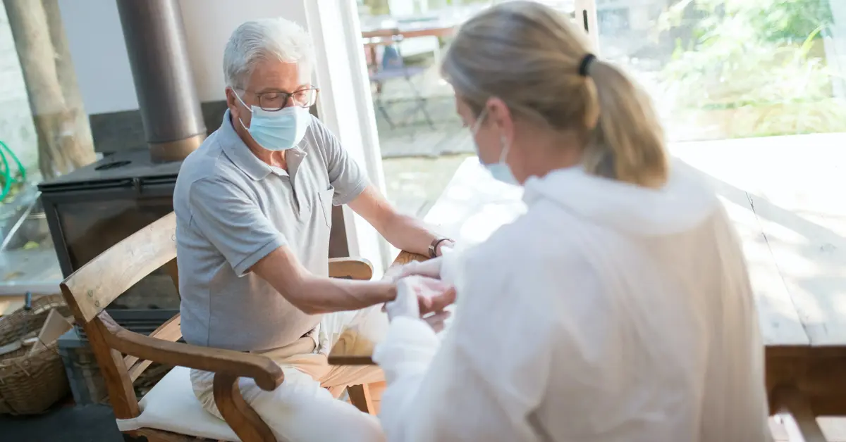 Senior podający rękę lekarzowi