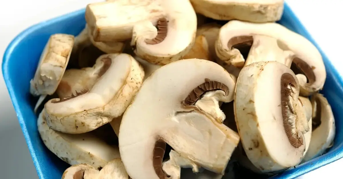 Pieczarki do podsmażenia i dodania do wigilijnych uszek z grzybami i pieczarkami.