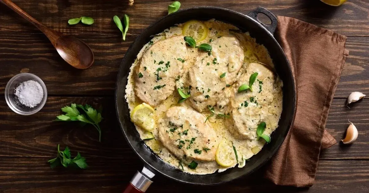 Pierś z indyka duszona w porach.