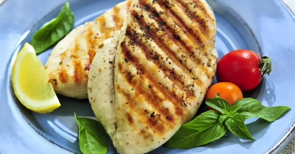 Grillowana pierś z kurczaka  na talerzu.