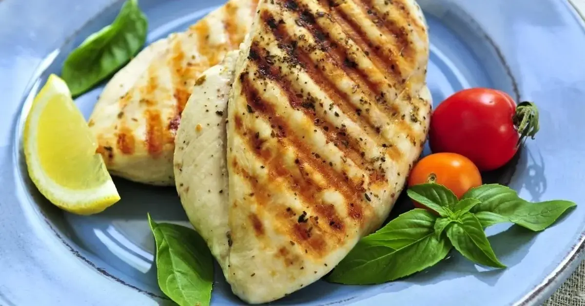 Grillowana pierś z kurczaka na talerzu.