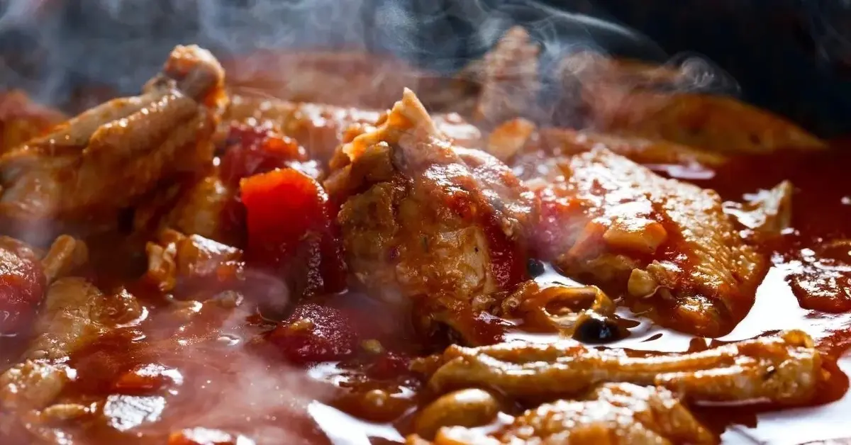 Pierś z kurczaka w sosie paprykowo-orzechowym z ziarnami pieprzu.