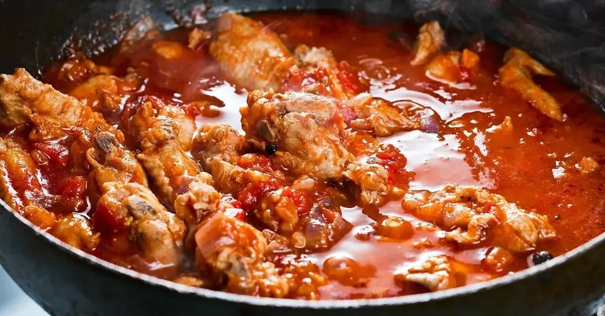Pierś kurczaka duszona w sosie pomidorowym.
