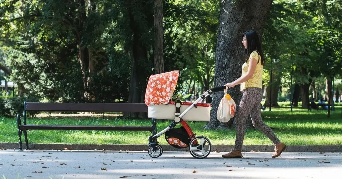 Mama z noworodkiem na pierwszym spacerze.