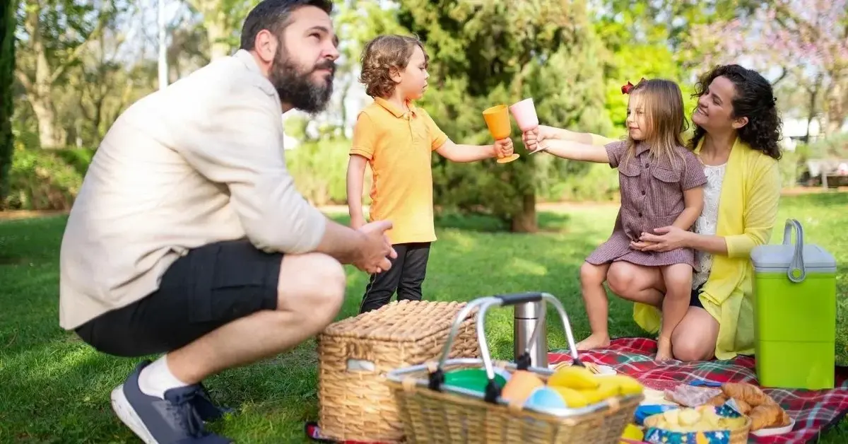 Rodzina rozpoczyna piknik z okazji Dnia Dziecka.