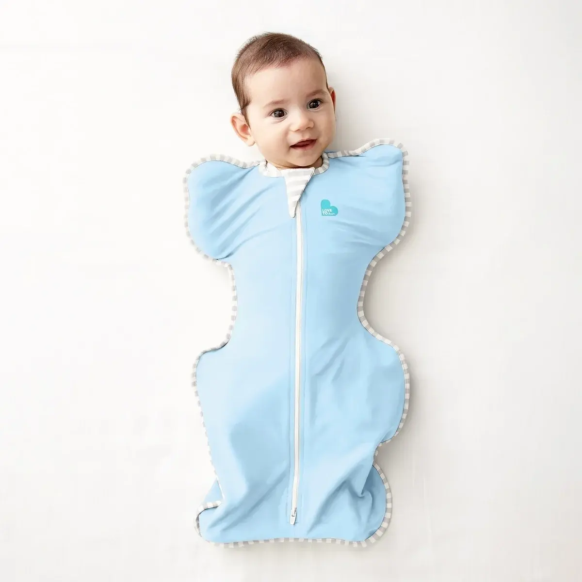 Niemowlę w piżamce niemowlęcej jasnoniebieskiej jednoczęściowej
