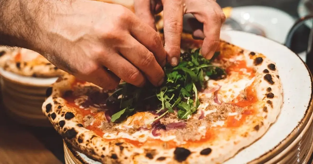 Główne zdjęcie - Łatwa pizza neapolitańska – z domowego piekarnika. Już nigdy nie zrobisz innej