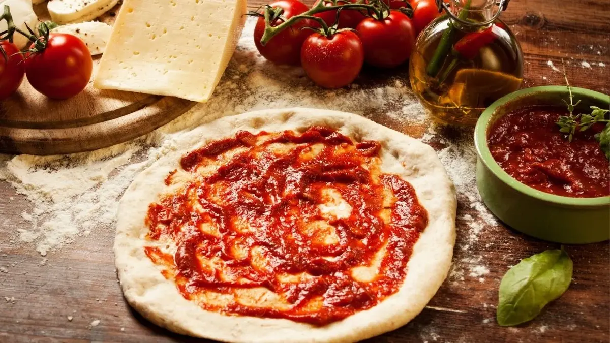 Pizza z sosem pomidorowym, przed nałożeniem dodatków