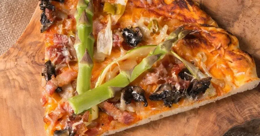 Główne zdjęcie - Pizza ze szparagami i prosciutto. Włoski smak w wersji #fit