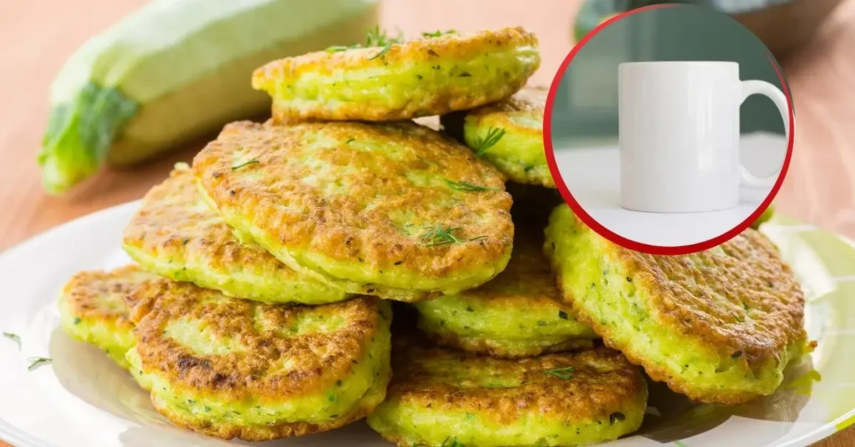 Placki z cukinii na białym talerzu, obok cukinie i zdjęcia białego kubka.