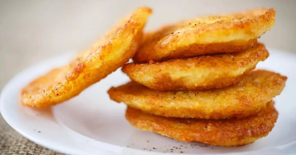 Placki z gotowanych ziemniaków na talerzu/