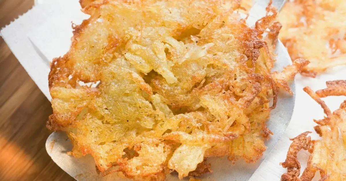 Świeżo usmażone, chrupiące placki ziemniaczane z jabłkami