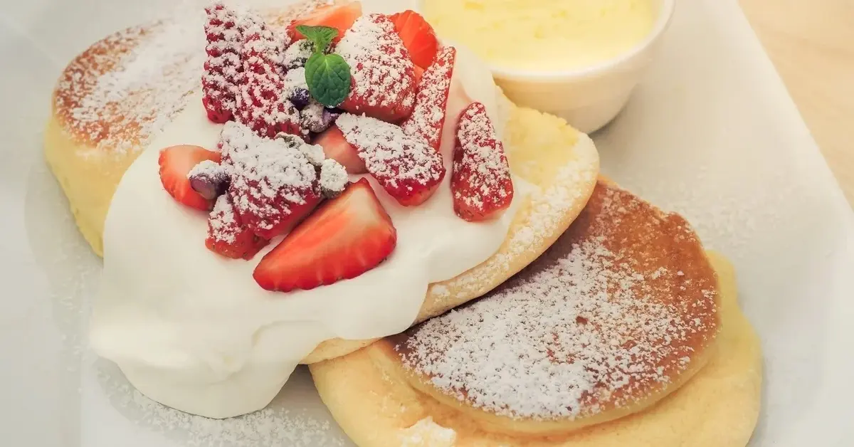 Placuszki z serkiem waniliowym i truskawkami.