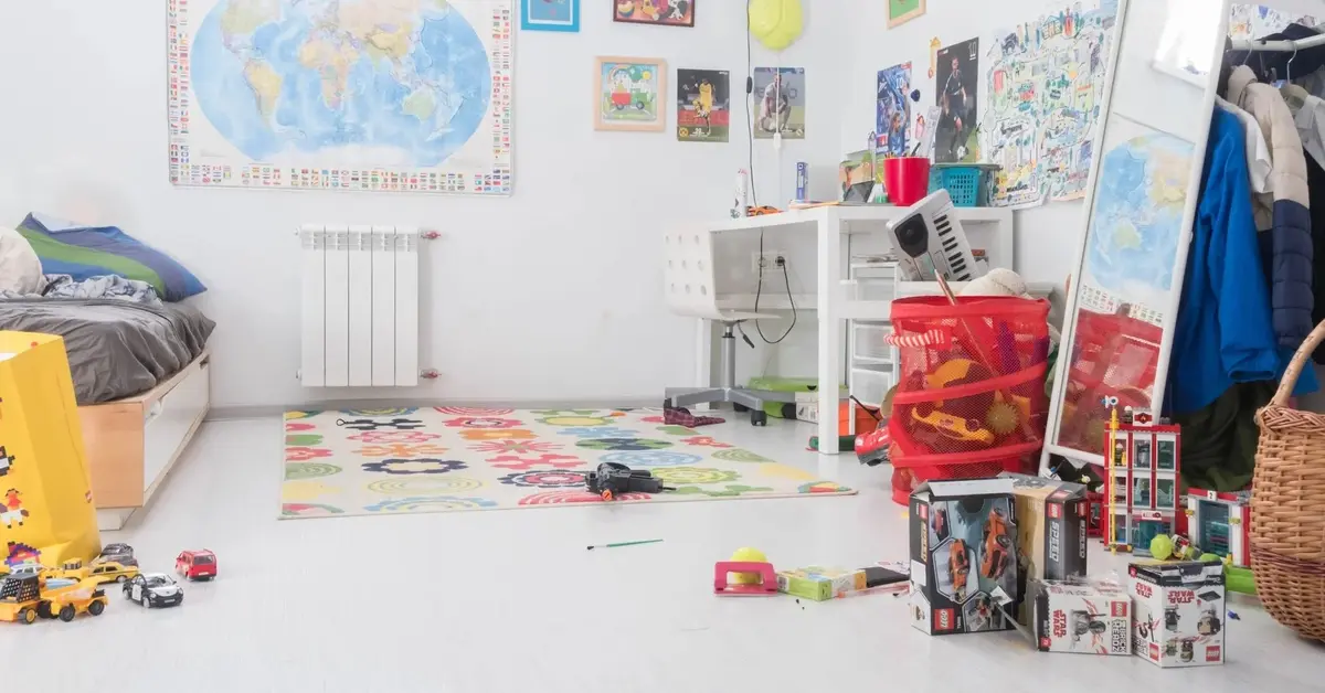 Pokój dla przedszkolaka biały z kolorowymi meblami i mnóstwem zabawek