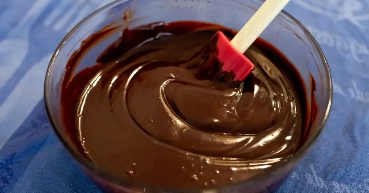 Główne zdjęcie - Polewa czekoladowa - jak ją zrobić, aby była aksamitna i pyszna?